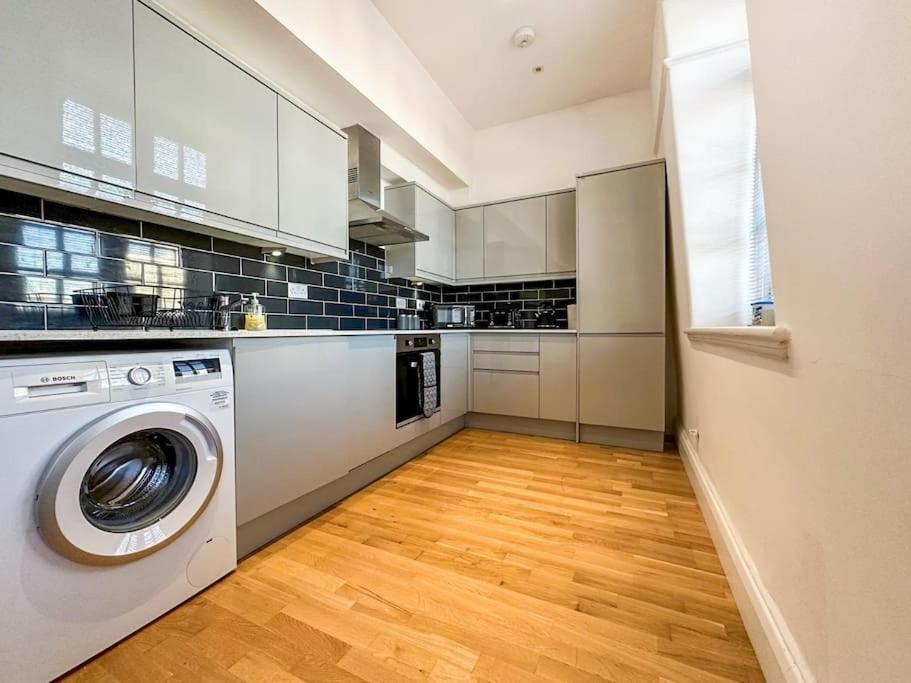 Newly Refurbished Luxury 3 Bedroom Apartment Лондон Экстерьер фото